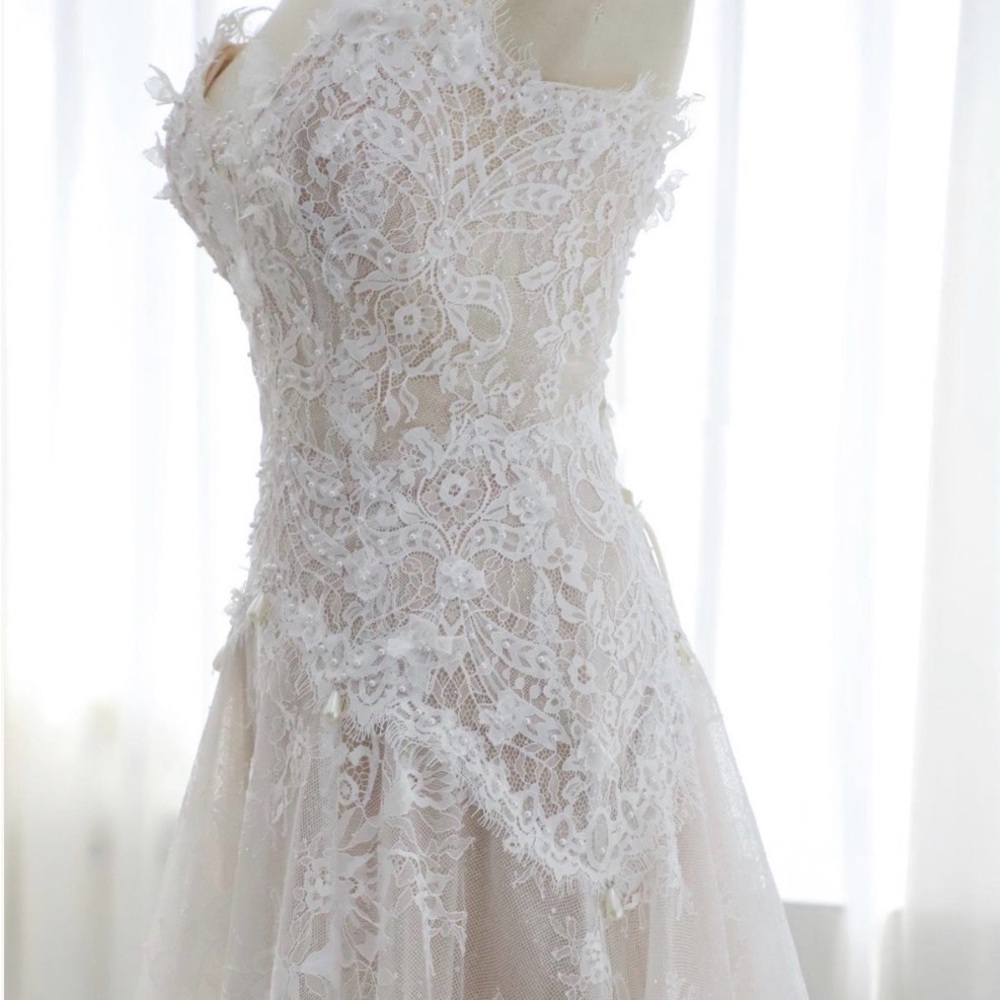 Elegant Lace Wedding Dress - Picture 5 of 10